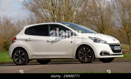 Milton Keynes, UK-23 février 2024 : 2019 blanc Peugeot 208 voiture conduisant sur une route anglaise Banque D'Images