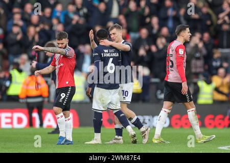 Southampton, Royaume-Uni. 24 février 2024. L'attaquant de Millwall Zian Flemming (10 ans) célèbre sa victoire avec le défenseur de Millwall Japhet Tanganga (6 ans) lors du Southampton FC contre Millwall FC au St.Mary's Stadium, Southampton, Angleterre, Royaume-Uni le 24 février 2024 crédit : Every second Media/Alamy Live News Banque D'Images