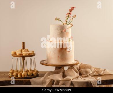 Beau gâteau de mariage décoré avec des fleurs de couleur fuzz pêche Banque D'Images