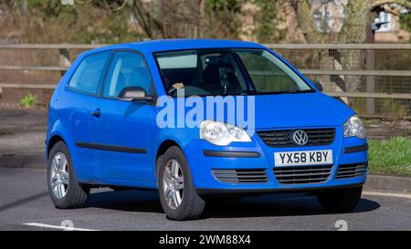 Milton Keynes, Royaume-Uni-24 février 2024 : 2008 Volkswagen Polo voiture bleue conduisant sur une route anglaise Banque D'Images