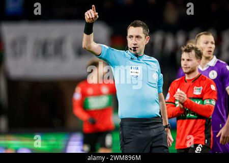 Nimègue, pays-Bas. 24 février 2024. NIMÈGUE, PAYS-BAS - 24 FÉVRIER : L'arbitre Dennis Higler fait des gestes lors du match néerlandais Eredivisie entre NEC et Sparta Rotterdam au Goffertstadion le 24 février 2024 à Nimègue, pays-Bas. (Photo de Broer van den Boom/Orange Pictures) crédit : Orange pics BV/Alamy Live News Banque D'Images