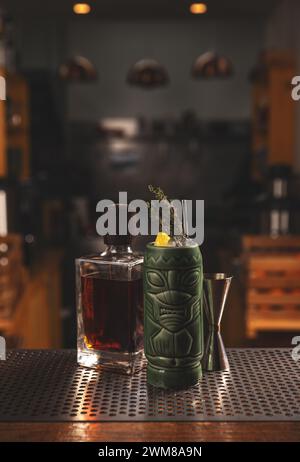 Cocktail en verre d'argile décoré avec un morceau d'ananas sur le comptoir du pub Banque D'Images