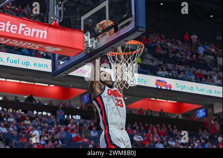 Oxford, Mississippi, États-Unis. 24 février 2024. Moussa Cisse (33), attaquant de Miss Ole, obtient un slam dunk lors du match de basket universitaire entre les Gamecocks de Caroline du Sud et les Rebels d'Ole' Miss le 24 février 2024 au SJB Pavilion à Oxford, Mississippi. (Photo par : Kevin Langley/CSM). Crédit : csm/Alamy Live News Banque D'Images