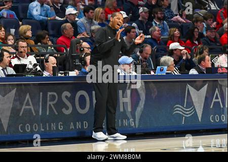 Oxford, Mississippi, États-Unis. 24 février 2024. L'entraîneur-chef de Caroline du Sud Lamont Paris est sur la touche lors du match de basket-ball universitaire entre les Gamecocks de Caroline du Sud et les Ole' Miss Rebels le 24 février 2024 au SJB Pavilion à Oxford, Mississippi. (Photo par : Kevin Langley/CSM). Crédit : csm/Alamy Live News Banque D'Images