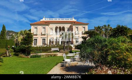 09-05-2022 Saint-Jean-Cap-Ferrat, France Villa Ephrussi de Rothschild sur Saint-Jean-Cap-Ferrat et jardinier en jardin à la française en été fantastique Banque D'Images