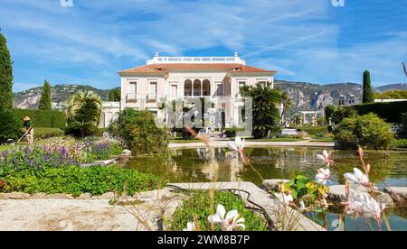 09-05-2022 Saint-Jean-Cap-Ferrat, France Villa Ephrussi de Rothschild sur Saint-Jean-Cap-Ferrat et jardinier en jardin à la française et touristes en éventail Banque D'Images