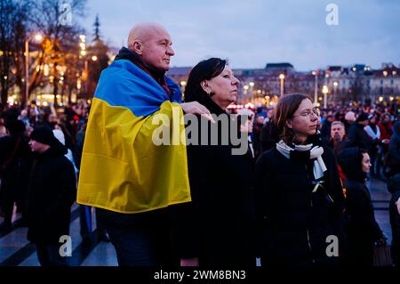 © Jan Schmidt-Whitley/le Pictorium/MAXPPP - Vilnius 24/02/2024 Jan Schmidt-Whitley/le Pictorium - 24/02/2024 - lituanie/Vilnius - certaines personnes se reunies a Vilnius a l'occasion de l'anniversaire de l'invasion de l'Ukraine par la Russie. Les manifestants portaient des drapeaux lituaniens, ukrainiens et bielorusses. - Valeurs ACtuelles out, RUSSIA OUT, NO RUSSIA #norussia, no jdd, jdd out/24/02/2024 - lituanie/Vilnius - quelques milliers de personnes se sont rassemblées à Vilnius pour marquer l'anniversaire de l'invasion russe de l'Ukraine. Les manifestants portaient du lituanien, Ukr Banque D'Images