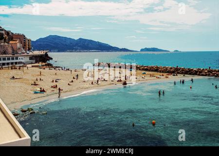 09-03-2022 Marseille FRANCE. Plage dans la banlieue est de Marseille : été fantastique sur la Côte d'Azur (Sud de l'Europe) Banque D'Images