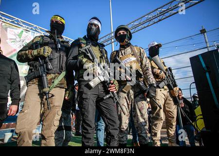 Jénine, Palestine. 24 février 2024. Des militants palestiniens vus portant leurs armes lors d'un défilé militaire dans la ville d'Aqaba près de la ville de Djénine, dans le nord de la Cisjordanie occupée. Crédit : SOPA images Limited/Alamy Live News Banque D'Images