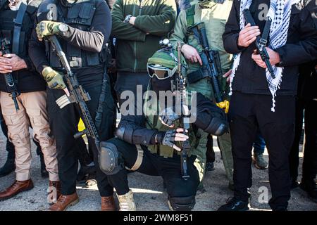 Jénine, Palestine. 24 février 2024. Des militants palestiniens vus portant leurs armes lors d'un défilé militaire dans la ville d'Aqaba près de la ville de Djénine, dans le nord de la Cisjordanie occupée. Crédit : SOPA images Limited/Alamy Live News Banque D'Images