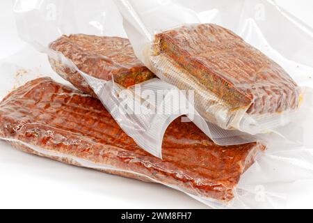 Viande de veau emballée sous vide avec des épices préparation pour faire une délicatesse maison. Mise au point sélective avec faible profondeur de champ. Banque D'Images