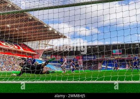 Cardiff, Royaume-Uni. 24 février 2024. Ethan Horvath, le gardien de Cardiff City sauve lors du match de championnat EFL Skybet, Cardiff City v Stoke City au Cardiff City Stadium à Cardiff, pays de Galles, samedi 24 février 2024. Cette image ne peut être utilisée qu'à des fins éditoriales. Usage éditorial uniquement, photo par crédit : Andrew Orchard sports Photography/Alamy Live News Banque D'Images