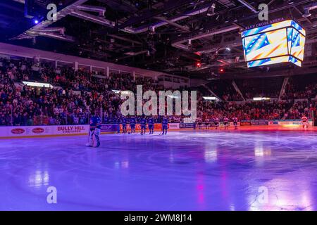 21 février 2024 : les joueurs des Rochester Americans et des Belleville Senators se tiennent debout pendant l’hymne national. Les Américains de Rochester ont accueilli les sénateurs de Belleville dans un match de la Ligue américaine de hockey au Blue Cross Arena de Rochester, New York. (Jonathan Tenca/CSM) Banque D'Images