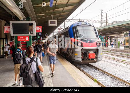 Bari, Italie - 22 septembre 2023 : personnes sur le quai de la gare devant un train à Bari, Italie *** Menschen am Bahnsteig vom Bahnhof vor einem Zug à Bari, Italie Banque D'Images