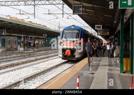 Bari, Italie - 22 septembre 2023 : personnes sur le quai de la gare devant un train à Bari, Italie *** Menschen am Bahnsteig vom Bahnhof vor einem Zug à Bari, Italie Banque D'Images