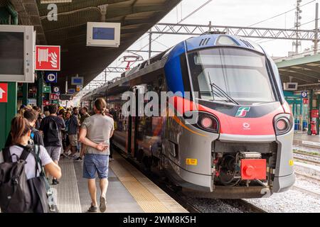 Bari, Italie - 22 septembre 2023 : personnes sur le quai de la gare devant un train à Bari, Italie *** Menschen am Bahnsteig vom Bahnhof vor einem Zug à Bari, Italie Banque D'Images