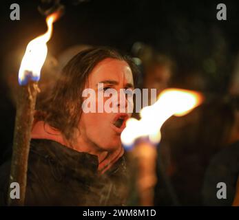 Jérusalem, Israël. 24 février 2024. Les participants à une manifestation appelant le gouvernement israélien à conclure un accord avec le Hamas, pour renvoyer les otages chez eux. La figure principale est une jeune femme, criant, tenant une torche avec deux flammes à côté de sa tête crédit : Yoram Biberman/Alamy Live News. Banque D'Images