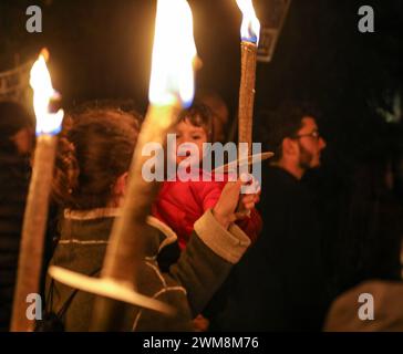 Jérusalem, Israël. 24 février 2024. Les participants à une manifestation appelant le gouvernement israélien à conclure un accord avec le Hamas, pour renvoyer les otages chez eux. Les personnages principaux sont une mère et un tout-petit tenant une torche, avec de nombreuses flammes autour d'eux crédit : Yoram Biberman/Alamy Live News. Banque D'Images