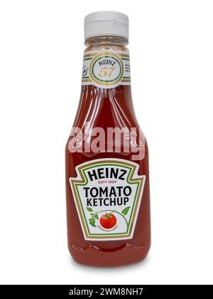 Italia - 31 janvier 2024 : sauce Heinz Tomato ketchup en bouteille plastique isolée sur blanc avec chemin de coupe inclus. Ketchup américain classique Banque D'Images