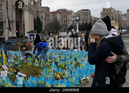 Kiev, Ukraine. 24 février 2024. Femme réagit à côté des drapeaux ukrainiens avec les noms des soldats ukrainiens tombés morts pendant la guerre avec la Russie sur la place de l'indépendance pendant le deuxième anniversaire de l'invasion de l'Ukraine par la Russie. Crédit : SOPA images Limited/Alamy Live News Banque D'Images