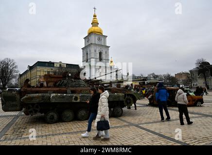 Kiev, Ukraine. 24 février 2024. Les gens passent devant le matériel militaire russe détruit dans le centre de Kiev pendant le deuxième anniversaire de l'invasion de l'Ukraine par la Russie. Crédit : SOPA images Limited/Alamy Live News Banque D'Images