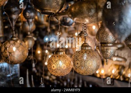 Lanternes et tasses en bronze dans le bazar de marrakech Banque D'Images