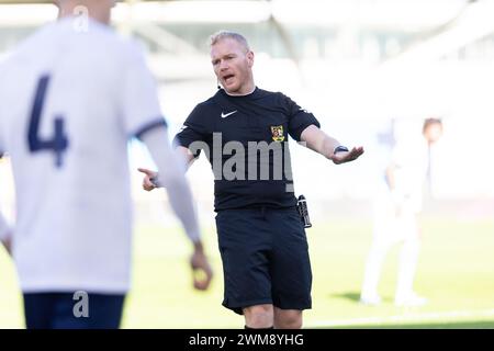 Manchester le samedi 24 février 2024. Andrew Humphries, l'arbitre, lors de la finale du quart de la FA Youth Cup entre Manchester City moins de 18 ans et Tottenham Hotspur moins de 18 ans au joie Stadium de Manchester le samedi 24 février 2024. (Photo : Pat Scaasi| mi News) crédit : MI News & Sport /Alamy Live News Banque D'Images