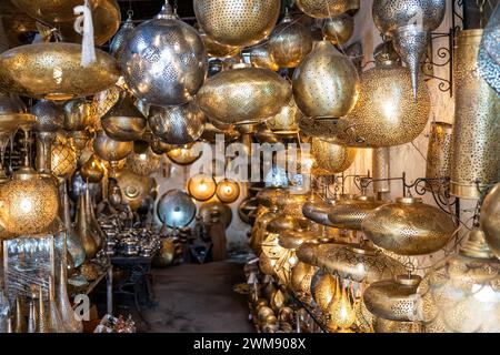 Lanternes et tasses en bronze dans le bazar de marrakech Banque D'Images