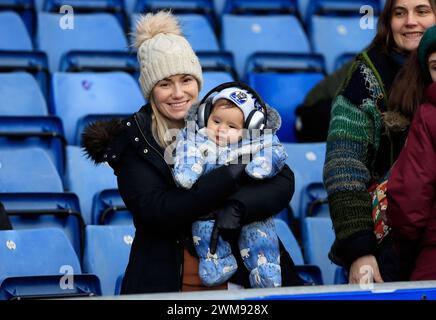 Oldham le samedi 24 février 2024. Les fans d'Oldham lors du match de la Ligue nationale de Vanarama entre Oldham Athletic et Kidderminster Harriers à Boundary Park, Oldham, le samedi 24 février 2024. (Photo : Thomas Edwards | mi News) crédit : MI News & Sport /Alamy Live News Banque D'Images