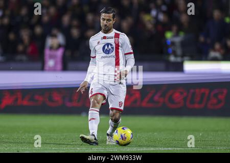 Salerne, Italie. 24 février 2024. Le défenseur italien de Monza Armando Izzo contrôle le ballon lors du match de Serie A opposant l'Unione Sportiva Salernitana à Monza au stade Arechi à Salerne le 24 février 2024. Crédit : Agence photo indépendante/Alamy Live News Banque D'Images