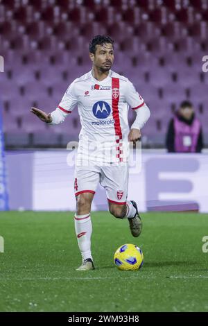 Salerne, Italie. 24 février 2024. Le défenseur italien de Monza Armando Izzo contrôle le ballon lors du match de Serie A opposant l'Unione Sportiva Salernitana à Monza au stade Arechi à Salerne le 24 février 2024. Crédit : Agence photo indépendante/Alamy Live News Banque D'Images