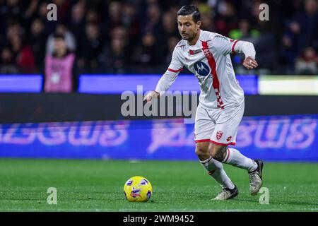 Le défenseur italien de Monza Armando Izzo contrôle le ballon lors du match de Serie A opposant l'Unione Sportiva Salernitana à Monza au stade Arechi à Salerne le 24 février 2024. Banque D'Images