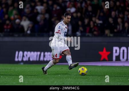 Le défenseur italien de Monza Armando Izzo contrôle le ballon lors du match de Serie A opposant l'Unione Sportiva Salernitana à Monza au stade Arechi à Salerne le 24 février 2024. Banque D'Images