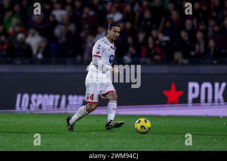 Le défenseur italien de Monza Armando Izzo contrôle le ballon lors du match de Serie A opposant l'Unione Sportiva Salernitana à Monza au stade Arechi à Salerne le 24 février 2024. Banque D'Images