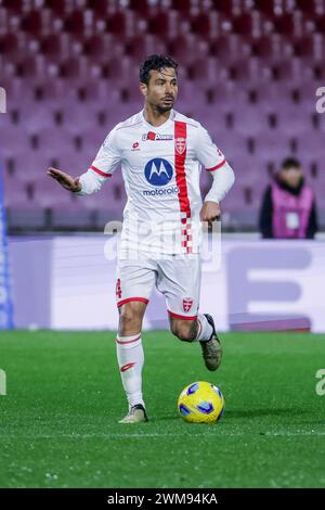 Le défenseur italien de Monza Armando Izzo contrôle le ballon lors du match de Serie A opposant l'Unione Sportiva Salernitana à Monza au stade Arechi à Salerne le 24 février 2024. Banque D'Images