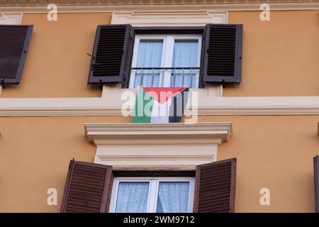 Rome, Italie. 24 février 2024. Un drapeau palestinien à une fenêtre dans le quartier de San Lorenzo à Rome (photo de Matteo Nardone/Pacific Press/Sipa USA) crédit : Sipa USA/Alamy Live News Banque D'Images