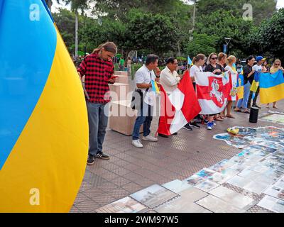 Lima, Pérou. 24 février 2024. Résidents ukrainiens au Pérou et sympathisants manifestent dans les rues de Lima contre la guerre russe contre l'Ukraine dans le cadre des activités des deux années de résistance héroïque du peuple ukrainien à une invasion militaire russe crédit : Fotoholica Press Agency/Alamy Live News Banque D'Images