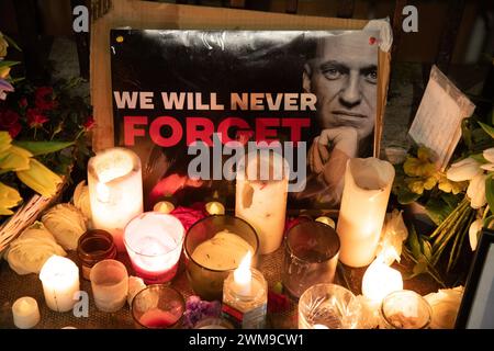 Londres, Royaume-Uni. 24 février 2024. Hommages à l'homme politique russe assassiné Alexei Navalny haver a été placé contre l'ambassade de Russie à Londres crédit : Kiki Streitberger/Alamy Live News Banque D'Images