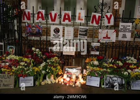 Londres, Royaume-Uni. 24 février 2024. Hommages à l'homme politique russe assassiné Alexei Navalny haver a été placé contre l'ambassade de Russie à Londres crédit : Kiki Streitberger/Alamy Live News Banque D'Images