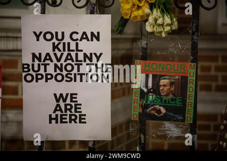 Londres, Royaume-Uni. 24 février 2024. Hommages à l'homme politique russe assassiné Alexei Navalny haver a été placé contre l'ambassade de Russie à Londres crédit : Kiki Streitberger/Alamy Live News Banque D'Images