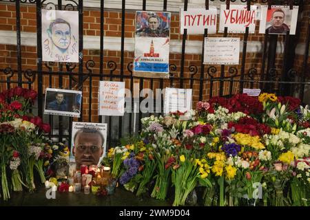 Londres, Royaume-Uni. 24 février 2024. Hommages à l'homme politique russe assassiné Alexei Navalny haver a été placé contre l'ambassade de Russie à Londres crédit : Kiki Streitberger/Alamy Live News Banque D'Images