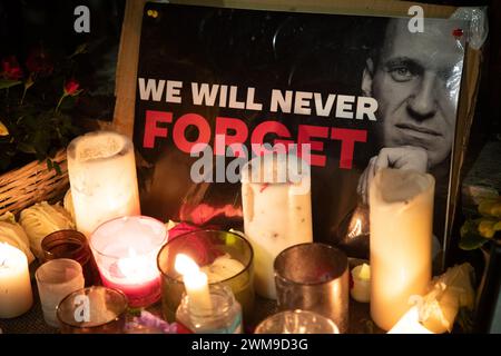 Londres, Royaume-Uni. 24 février 2024. Hommages à l'homme politique russe assassiné Alexei Navalny haver a été placé contre l'ambassade de Russie à Londres crédit : Kiki Streitberger/Alamy Live News Banque D'Images