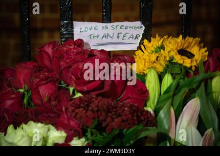Londres, Royaume-Uni. 24 février 2024. Hommages à l'homme politique russe assassiné Alexei Navalny haver a été placé contre l'ambassade de Russie à Londres crédit : Kiki Streitberger/Alamy Live News Banque D'Images