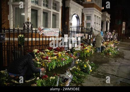 Londres, Royaume-Uni. 24 février 2024. Hommages à l'homme politique russe assassiné Alexei Navalny haver a été placé contre l'ambassade de Russie à Londres crédit : Kiki Streitberger/Alamy Live News Banque D'Images