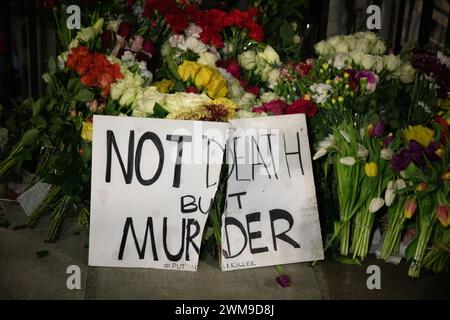 Londres, Royaume-Uni. 24 février 2024. Hommages à l'homme politique russe assassiné Alexei Navalny haver a été placé contre l'ambassade de Russie à Londres crédit : Kiki Streitberger/Alamy Live News Banque D'Images