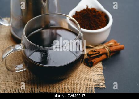 Bâtonnets de café noir et cannelle. Café aromatique issu de Marc de café fraîchement moulu. Banque D'Images