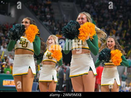 Waco, Texas, États-Unis. 24 février 2024. Baylor Bears pom-meneurs pendant la 2e moitié du match de basket-ball de la NCAA entre les Cougars de Houston et les Bears Baylor Bears au Foster Pavilion à Waco, au Texas. Matthew Lynch/CSM/Alamy Live News Banque D'Images