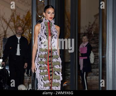 Milan, Italie. 24 février 2024. Bruna Marquezine quitte son hôtel pour assister au défilé Bottega Veneta lors de la collection femme Milan Fashion week automne hiver 2024-2025 à Milan, Italie, le 24 février 2024. Photo de Marco Piovanotto/ABACAPRESS.COM crédit : Abaca Press/Alamy Live News Banque D'Images