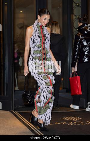 Milan, Italie. 24 février 2024. Bruna Marquezine quitte son hôtel pour assister au défilé Bottega Veneta lors de la collection femme Milan Fashion week automne hiver 2024-2025 à Milan, Italie, le 24 février 2024. Photo de Marco Piovanotto/ABACAPRESS.COM crédit : Abaca Press/Alamy Live News Banque D'Images