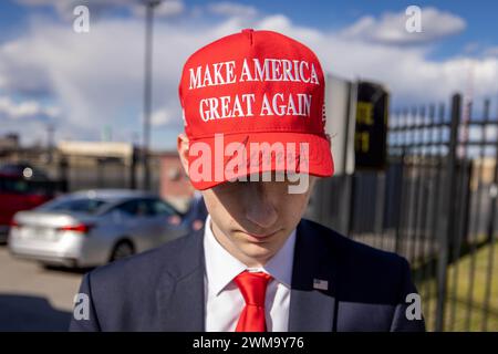 COLUMBIA, CAROLINE DU SUD - 24 FÉVRIER : les partisans du candidat républicain à la présidentielle et ancien président Donald Trump font la queue devant les foires de Caroline du Sud où il tiendra un rassemblement primaire le 24 février 2024 à Columbia, Caroline du Sud. Nikki Haley affronte l’ancien président américain Donald Trump dans les primaires républicaines de Caroline du Sud. (Photo de Michael Nigro/Sipa USA) crédit : Sipa USA/Alamy Live News Banque D'Images